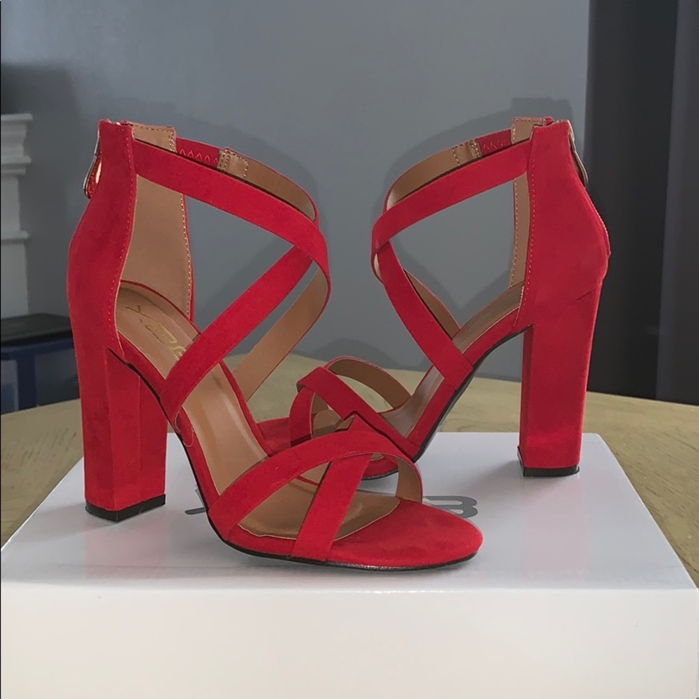 X2B heels in a size 6 in women